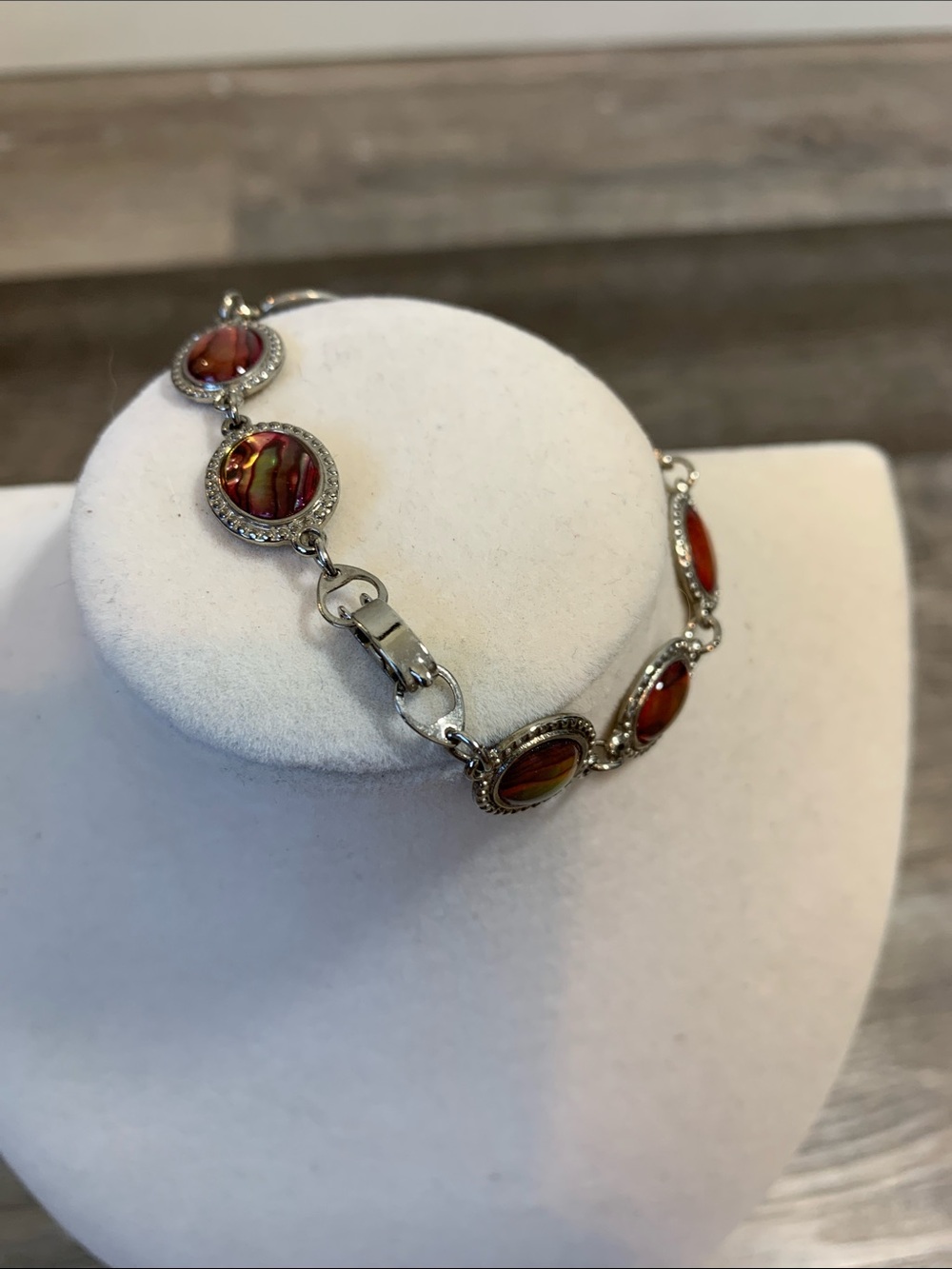 3/$10💕 Silver Tone Red Faux Agate Oval Station Bracelet - Picture 2 of 3